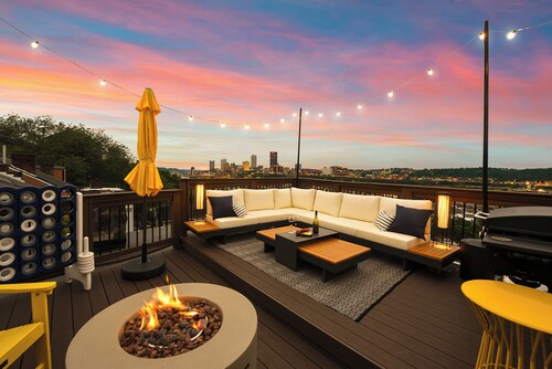 King Bed • Garage • Rooftop Views • Sleeps 14 • Game room • walk to Carson St