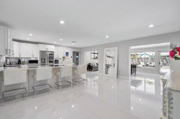 Mikrowelle, Ofen, Herdplatte, Geschirrspüler