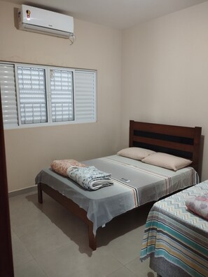 3 habitaciones, tabla de planchar con plancha, wifi y ropa de cama 