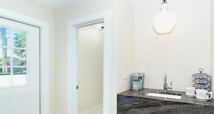Spacious 5-bedroom house in charming Nokomis with AC, WiFi