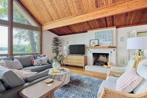 Téléviseur connecté, table de ping-pong