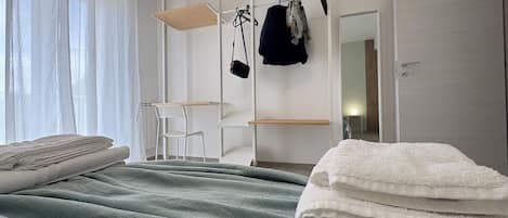 Iron/ironing board, WiFi, bed sheets