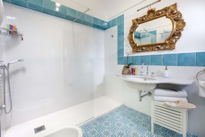 Een douche, een haardroger, handdoeken