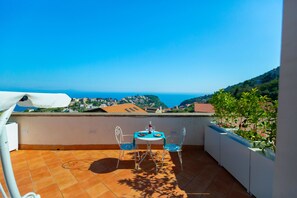 Outdoor dining - De Pando Panoramic Suites - Minuta (Scala)