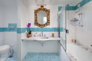 Shower, hair dryer, towels - De Pando Panoramic Suites - Minuta (Scala)