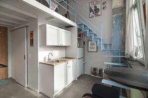 Kühlschrank, Geschirrspüler, Wasserkocher, Kochgeschirr/Geschirr/Besteck