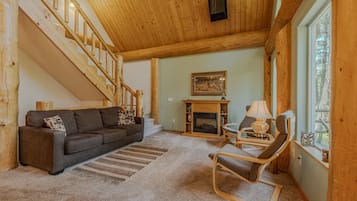 Cabin, nhiều giường, sân hiên (Whitetail Cabin) | Khu phòng khách | TV màn hình phẳng 42-inch có truyền hình kỹ thuật số