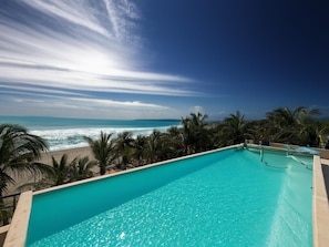 Una piscina al aire libre (de 09:00 a 19:00), sombrillas, tumbonas