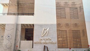 Um edifício moderno com uma placa indicando 