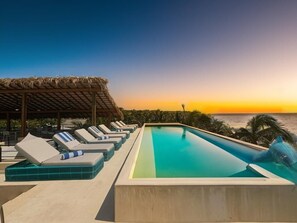 Utendørsbasseng, bassengparasoller og solsenger