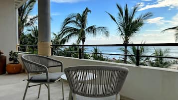 Suite Deluxe, 1 habitación, aire acondicionado, vista a la playa | Minibar, caja de seguridad en la habitación y cortinas blackout