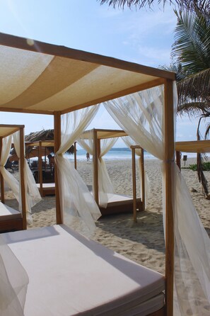 En la playa, camastros, sombrillas y toallas de playa 