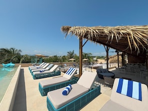 Una piscina al aire libre (de 09:00 a 19:00), sombrillas, tumbonas