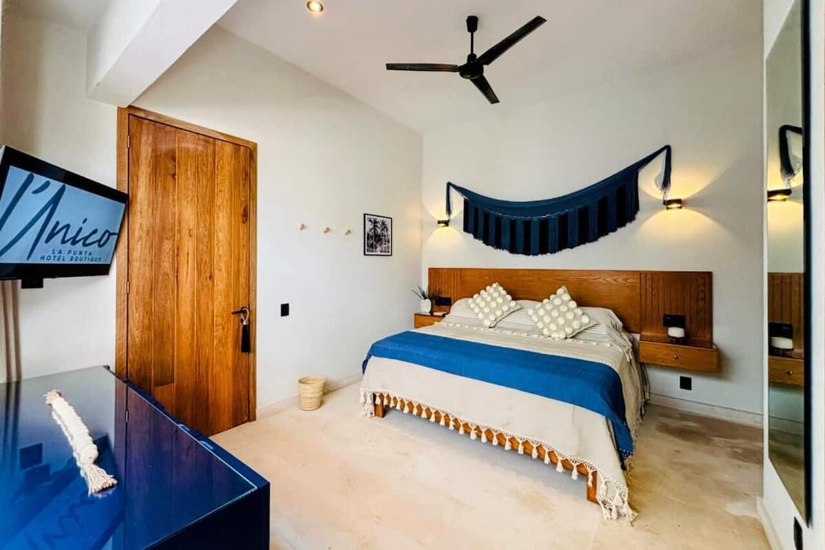 Standard Room | Minibar, in-room safe, blackout drapes, free WiFi