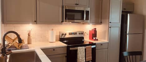 Microondas, horno y placa de cocina