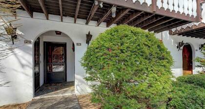 The Knotty Chipmunk - Cozy Condo - Sleeps 6