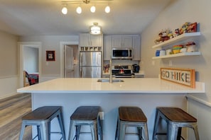 Réfrigérateur, four à micro-ondes, un four, surface de cuisson