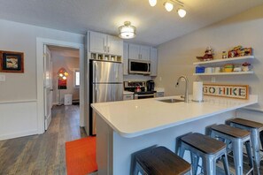 Kylskåp, mikrovågsugn, ugn och spishäll
