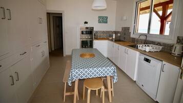 KĂŒhlschrank, Mikrowelle, Ofen, GeschirrspĂŒler