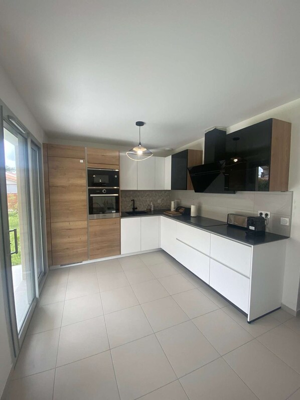 Fridge, microwave, oven, dishwasher - Maison Le Millon (MOLIETS ET MAA)