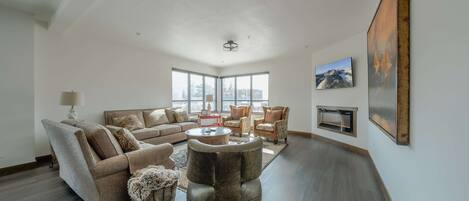 Appart'hôtel, plusieurs lits, cuisine, vue montagne (Columbia Falls Downtown) | Coin séjour