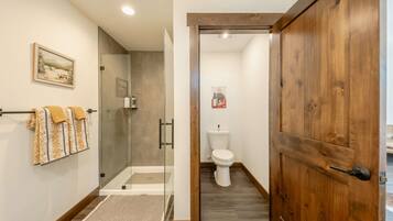 Condo, Multiple Beds, Kitchen, Mountain View (Columbia Falls Downtown) | Bathroom | Hair dryer, towels