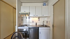 Kühlschrank, Mikrowelle, Geschirrspüler, Toaster