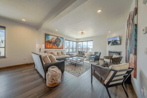 Condo, varias camas, cocina, vista a la montaña (Downtown Penthouse ) | �Área de sala de estar | Televisión de pantalla plana de 42 pulgadas con canales digitales 