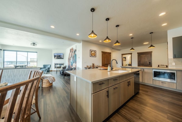 Condo, Multiple Beds, Kitchen, Mountain View (Downtown Penthouse ) | Interior