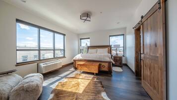 Condo, varias camas, cocina, vista a la montaña (Downtown Penthouse ) | 2 habitaciones, decoración personalizada y muebles diferentes