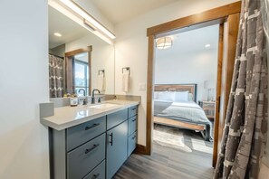 Condo, varias camas, cocina, vista a la montaña (Downtown Penthouse ) | 2 habitaciones, decoración personalizada y muebles diferentes 