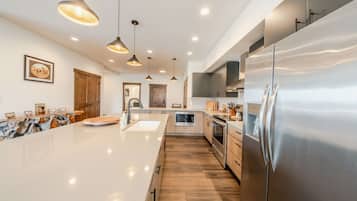 Condo, Multiple Beds, Kitchen, Mountain View (Downtown Penthouse ) | Private kitchen | Fridge, microwave, oven, stovetop