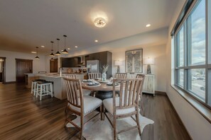 Condo, Multiple Beds, Kitchen, Mountain View (Downtown Penthouse ) | Dining