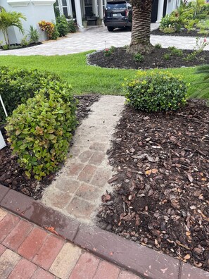 Property grounds - Chic apartment in cool Huntington with AC, fitness room. Private bathroom. (Huntington)