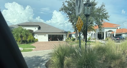 Chic apartment in cool Huntington with AC, fitness room. Private bathroom.