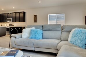 Smart-tv, een tafeltennistafel, boeken en een kantoor