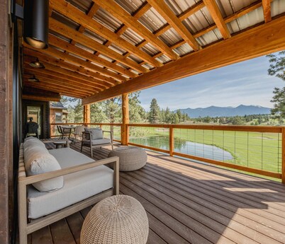 Home on the 10th Hole Home for 8 With Incredible Views & Hot Tub