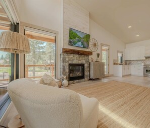 House, Multiple Beds, Hot Tub, Golf View (Home on the 10th Hole) | Interior