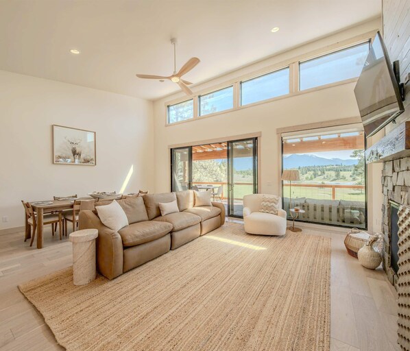 House, Multiple Beds, Hot Tub, Golf View (Home on the 10th Hole) | Living area