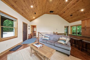 TV, fireplace - Mountain Home in Wooded Setting (Blowing Rock)