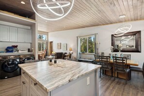 캐빈, 킹사이즈침대 1개 및 소파베드, 주방, 산 전망 (Wilderness Club Quarters) | 다이닝