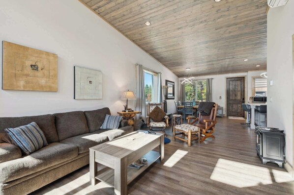 小屋, 1 張特大雙人床和 1 張沙發床, 廚房, 山景 (Wilderness Club Quarters) | 起居區 | 42-吋平面電視,提供數位頻道