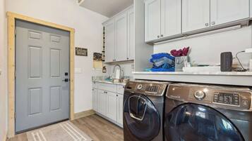 Cabin, 1 King Bed with Sofa bed, Kitchen, Mountain View (Wilderness Club Quarters) | Interior