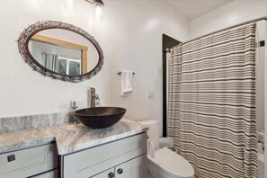 캐빈, 킹사이즈침대 1개 및 소파베드, 주방, 산 전망 (Wilderness Club Quarters) | 욕실 | 샤워기/욕조 결합, 헤어드라이어, 타월