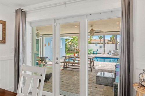 Gorgeous Beach House W/ Large Outdoor Patio, Heated Pool & Gas Fire Pit!