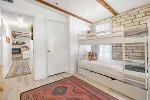 4 bedrooms, iron/ironing board, free WiFi, bed sheets