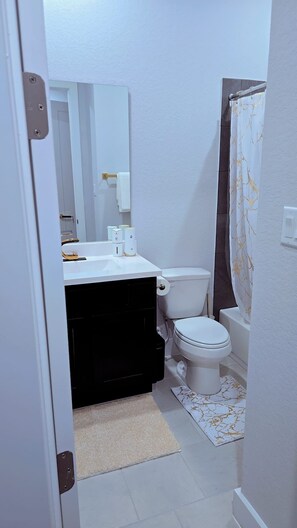 Tina de hidromasaje, secadora de cabello, bidet, toallas 