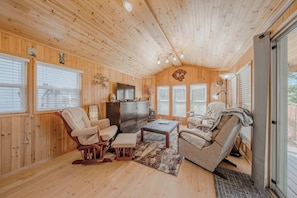 Cabin, Multiple Beds, Patio, Mountain View (Eagles Nest Cabin) | Living area | 42-inch flat-screen TV with digital channels