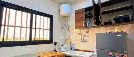 Frigorífico, microondas, horno y placa de cocina