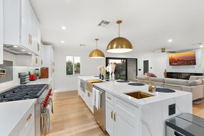 Kylskåp, mikrovågsugn, ugn och spishäll